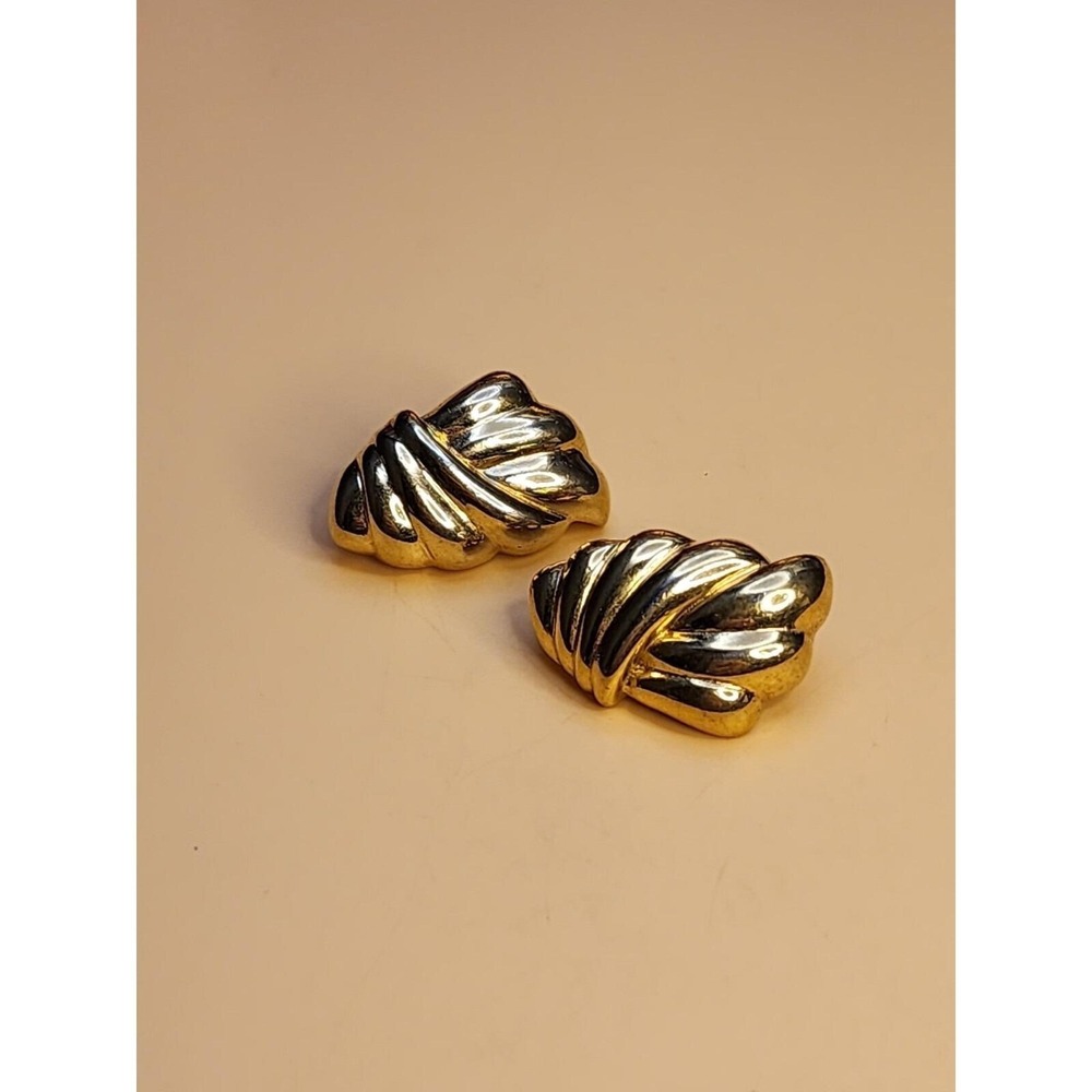 64 Yr Old Signed CROWN TRIFARI Gold Tone Scalloped Clip-On Earrings FREE $HIP!! - Picture 6 of 7